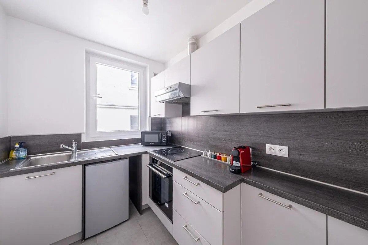 P4 Appart Parisien Proche Champs Elysees Apartment *