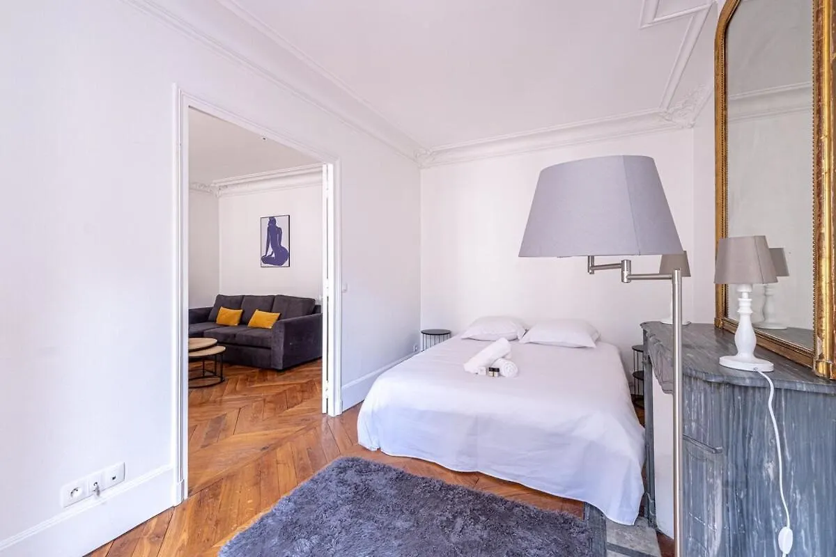 Apartment P4 Appart Parisien Proche Champs Elysees Paris