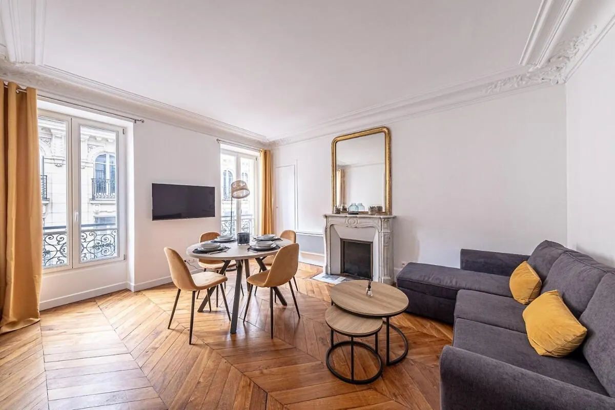 P4 Appart Parisien Proche Champs Elysees Appartamento